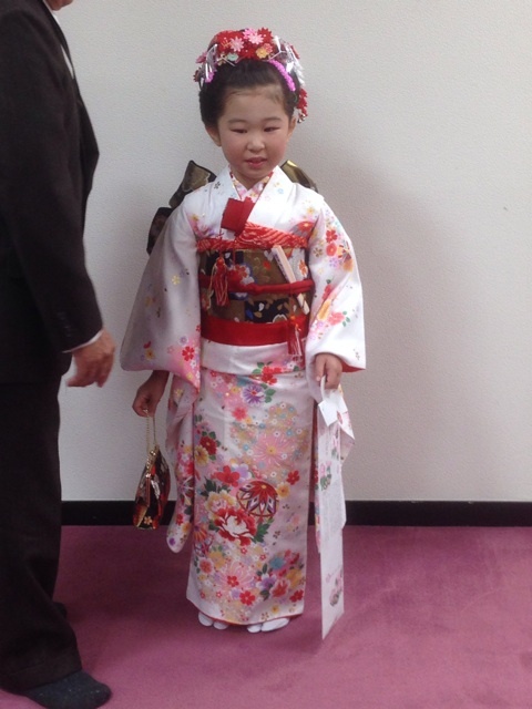 白地に花柄の七五三7歳の着物を着てお出かけ