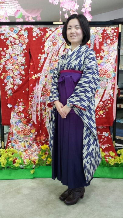 卒業式にぴったり！紺の矢羽根柄振袖×紫の袴