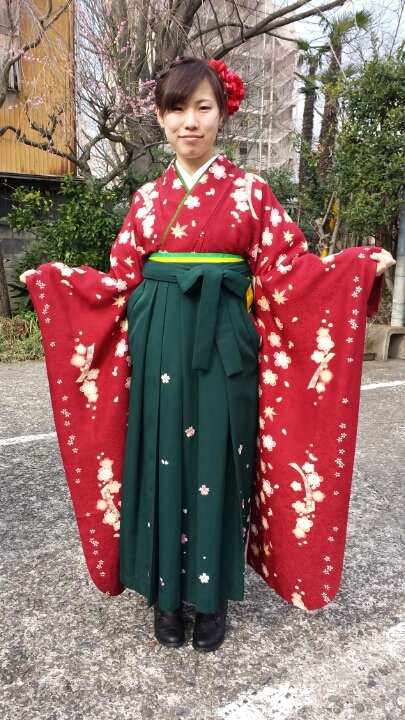梅の赤い振袖×袴で卒業式