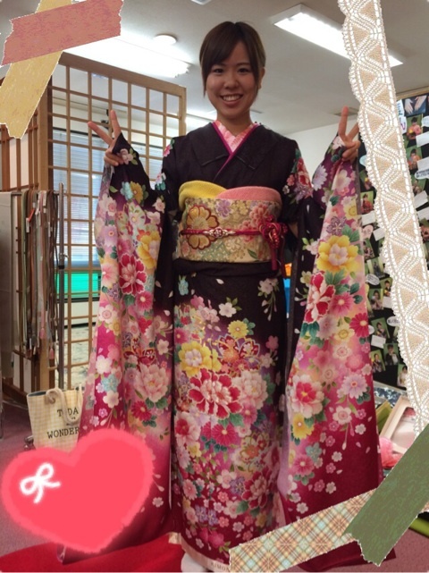 茶色の振袖にピンクの刺繍衿