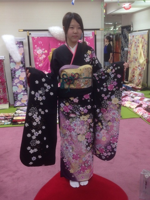 黒地に花柄で大人かわいい振袖