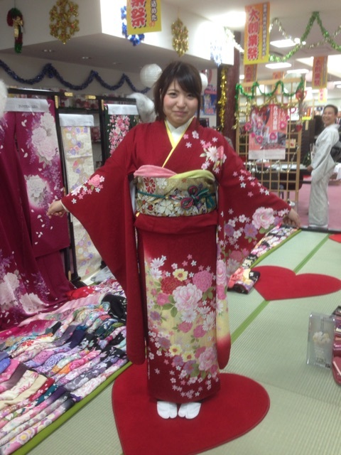 赤地に花柄のステキ振袖