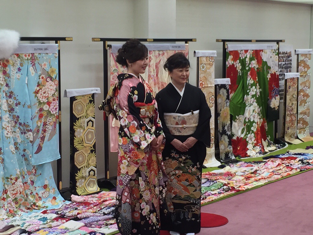 ご結婚式にお出かけになるお客様の着物の着付け