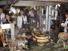 繰糸機(そうしき)を使った糸作り
