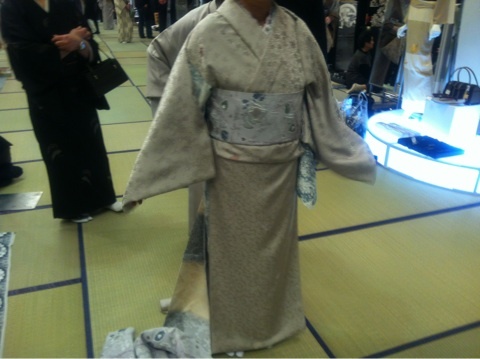 唐織尽(からおりじん)のきもの