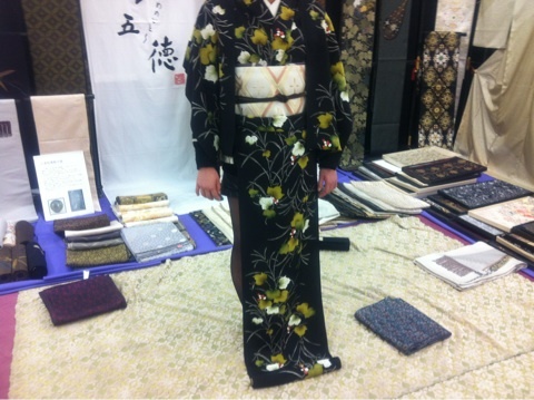 黒地の蔦ぶどうの小紋着尺