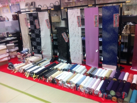完全売り尽くしセールの店内風景