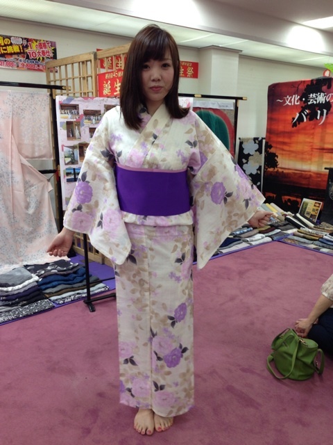 薄いクリーム地で紫の花柄の浴衣